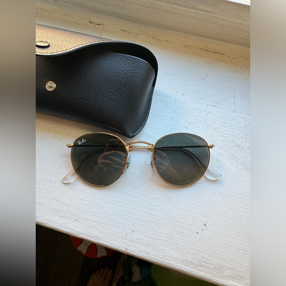 Women’s Ray Ban Gradient Dark lense, gold frame